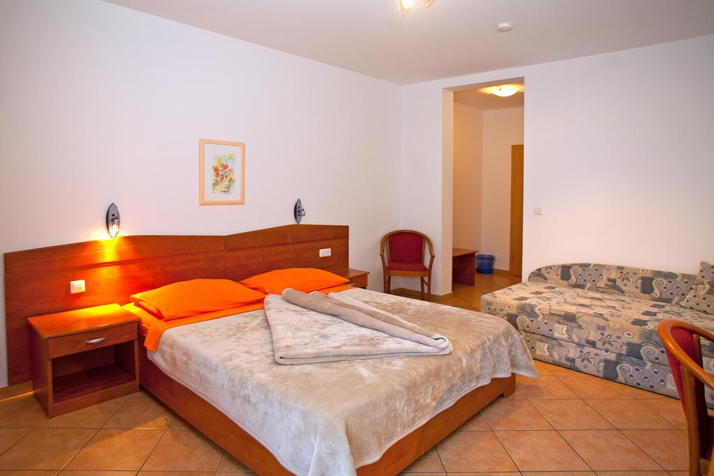 Guesthouse Villa Adria Malinska Bagian luar foto