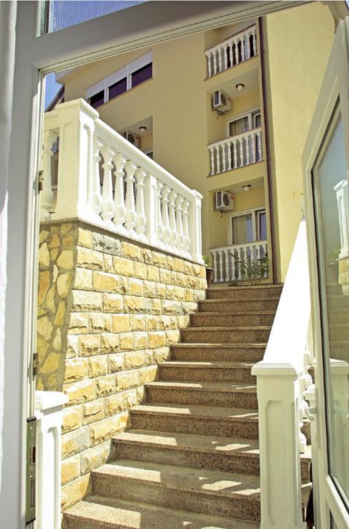 Guesthouse Villa Adria Malinska Bagian luar foto