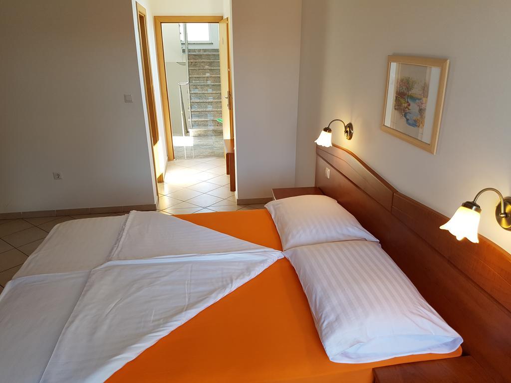 Guesthouse Villa Adria Malinska Bagian luar foto