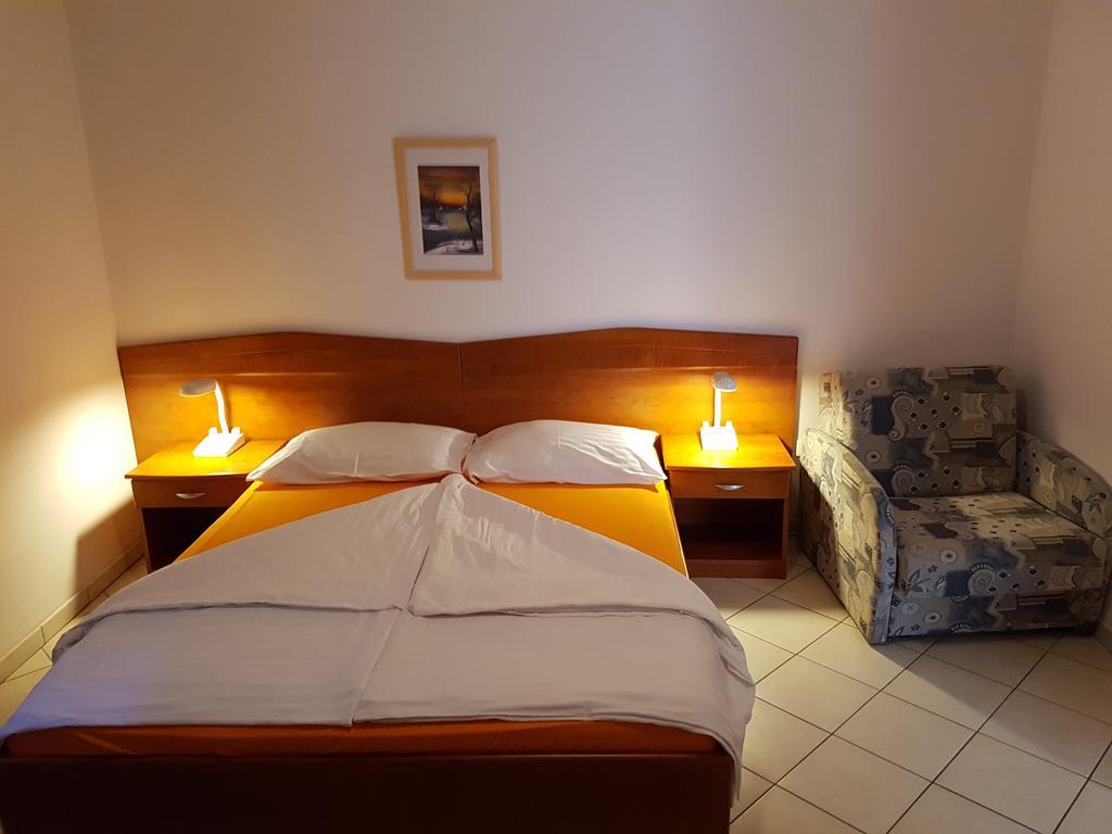 Guesthouse Villa Adria Malinska Bagian luar foto